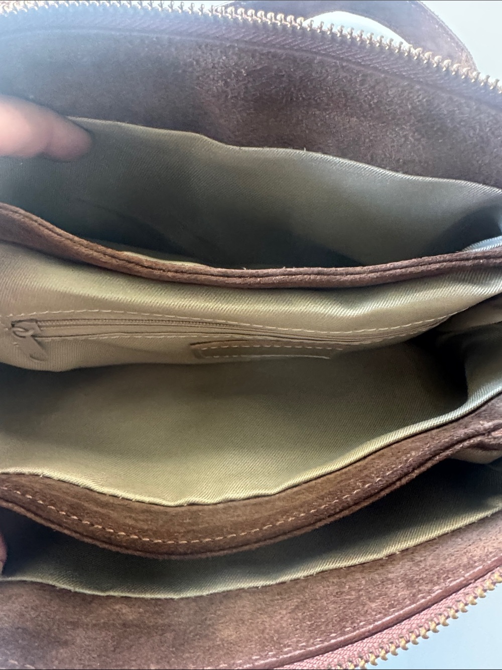 Italian Suede Leather Crossbody with incredible gold hardware and amazing clasp - Picture 8 of 10